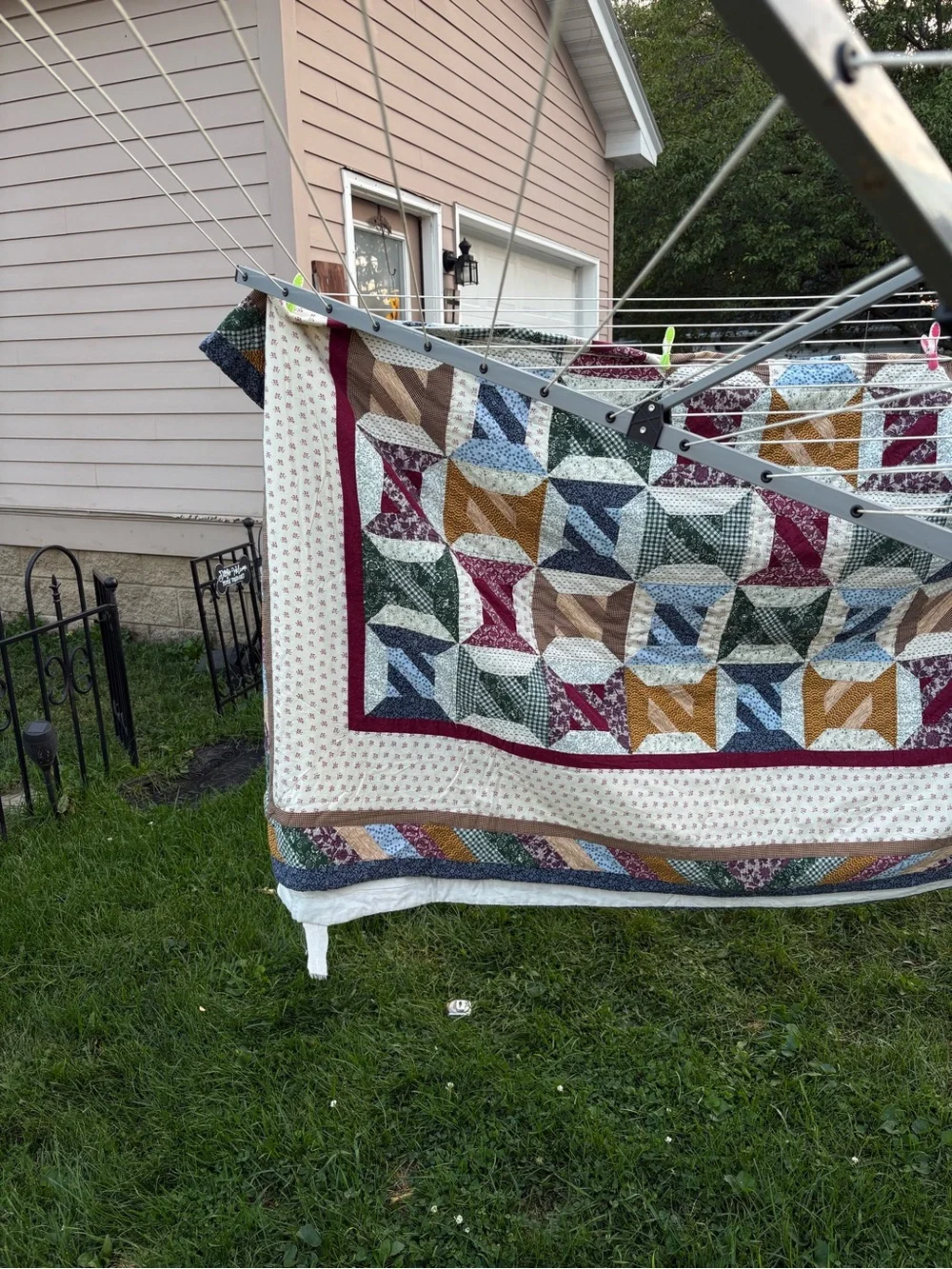Vintage-Inspired Patchwork Quilt Spool Design